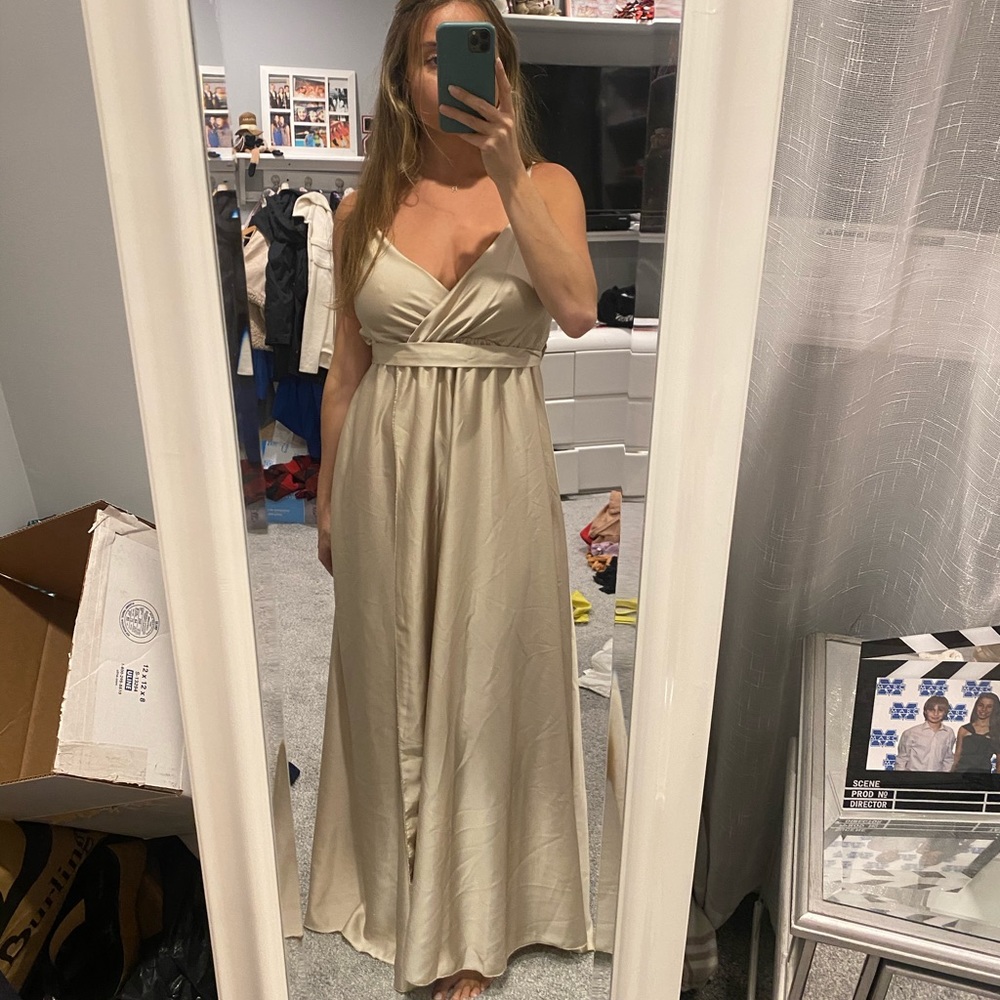 Beautiful elegant gown. Perfect for a wedding. Never worn. Very classy